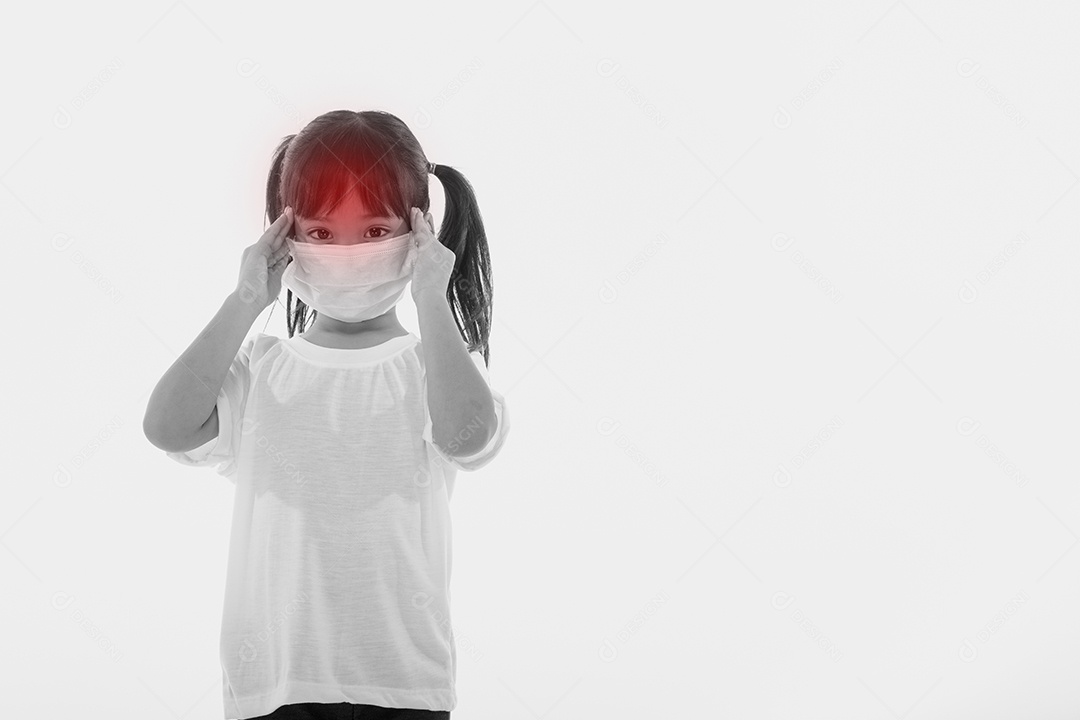 Moça que sofre de forte dor de cabeça