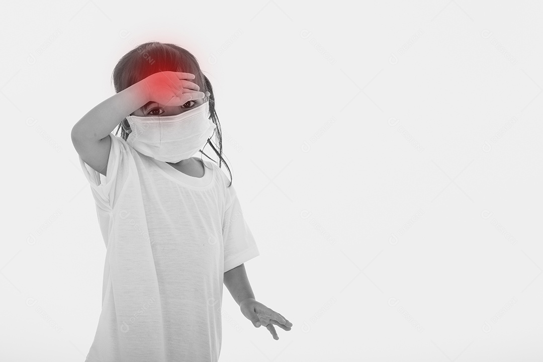 Moça que sofre de forte dor de cabeça