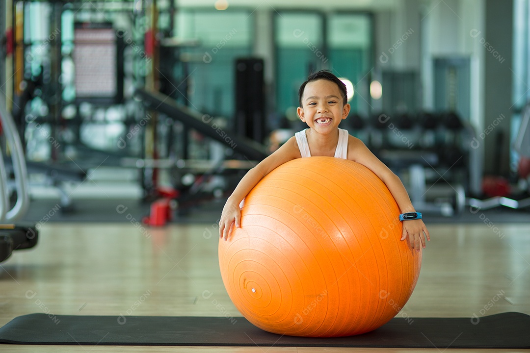 Menino criança asiática com bola de ginástica