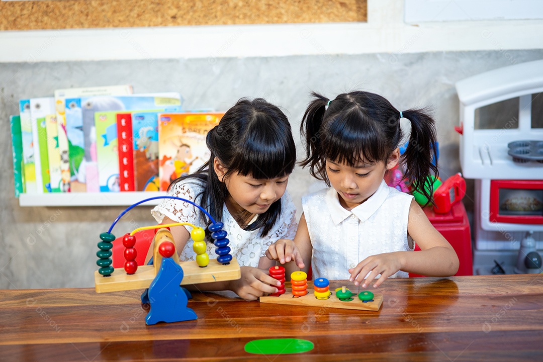 Crianças meninas jogando brinquedos de madeira
