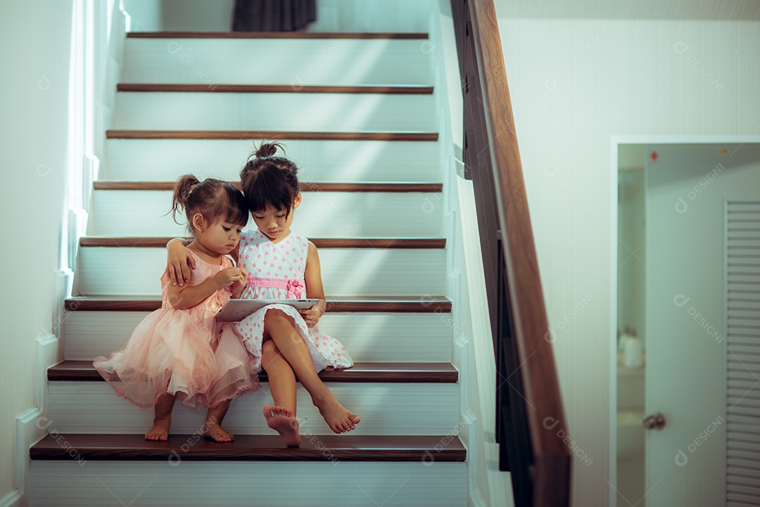 Crianças alegres com smartphones nas mãos jogando