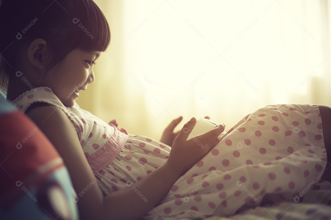 Conceito de criança, tecnologia e internet - menina deitada