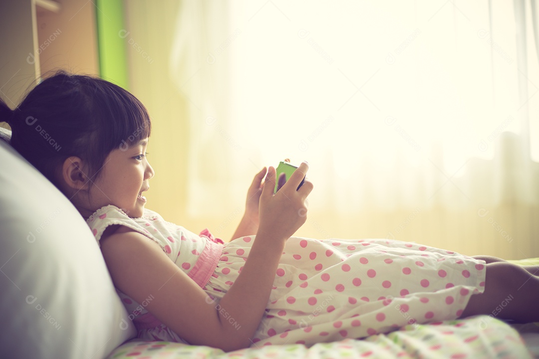 Conceito de criança, tecnologia e internet - menina deitada