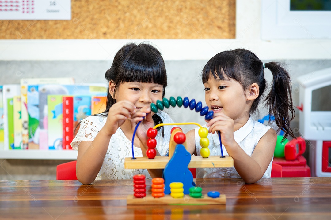 Criança menina jogando brinquedos de madeira