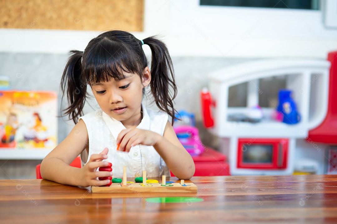 Criança menina jogando brinquedos de madeira