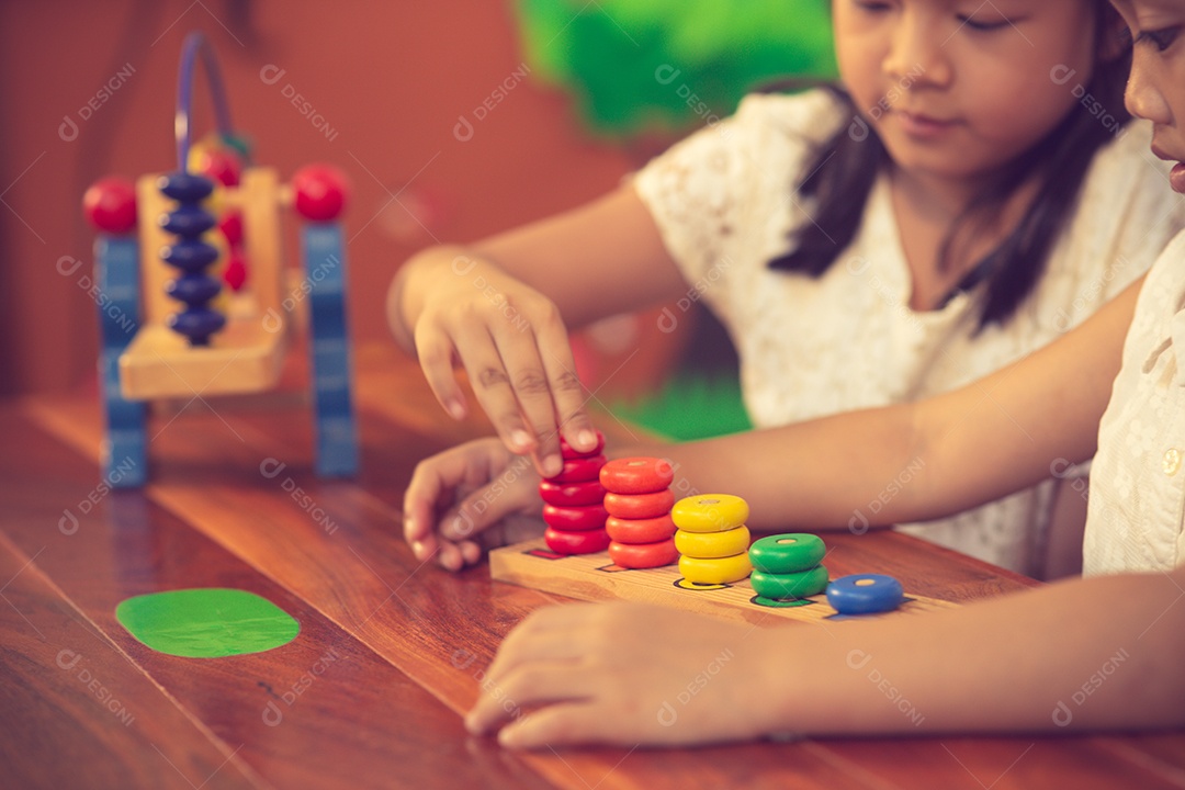 criança menina jogando brinquedos de madeira