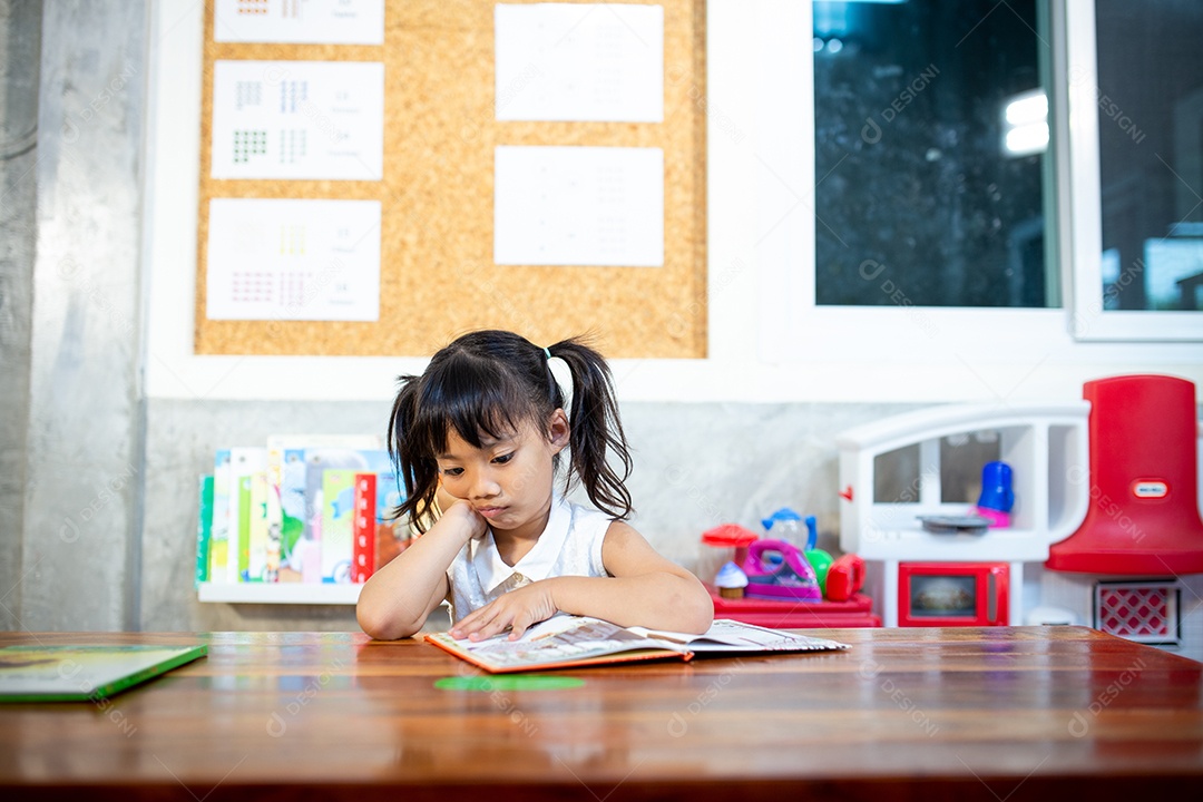 Linda menina criança estudando sobre sua casa