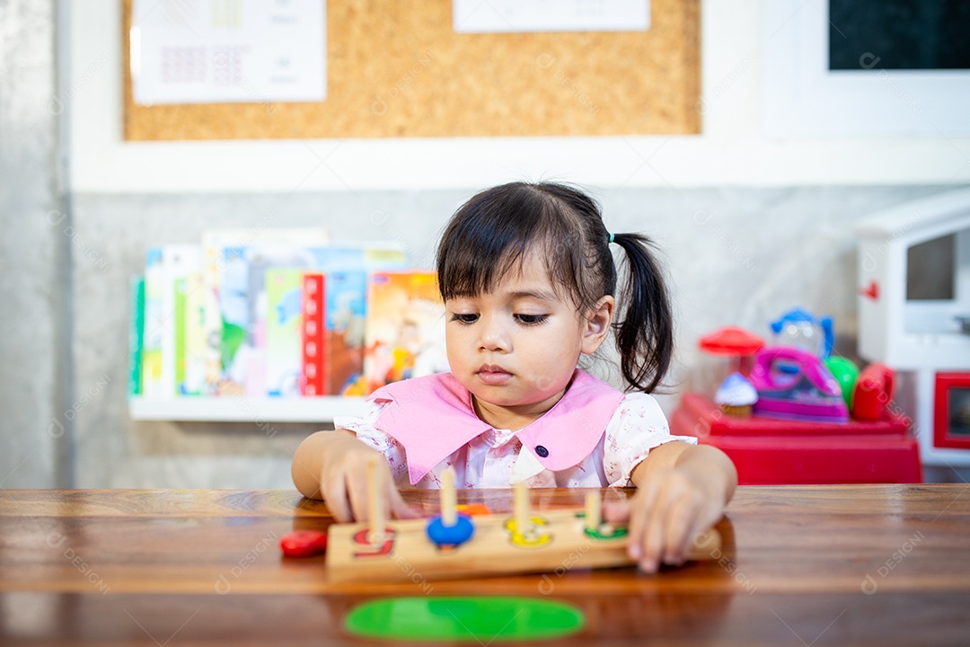 Linda menina criança estudando sobre escola