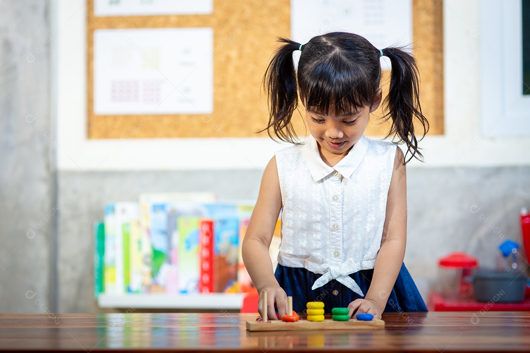 Linda menina criança estudando sobre escola