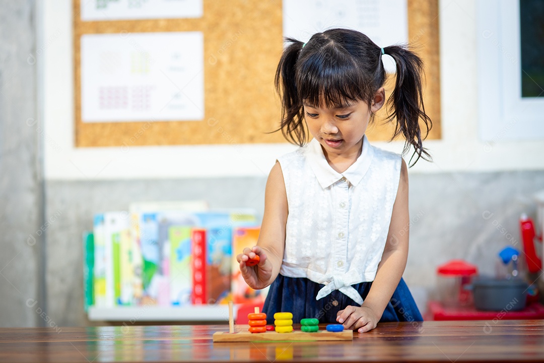 Linda menina criança estudando sobre escola