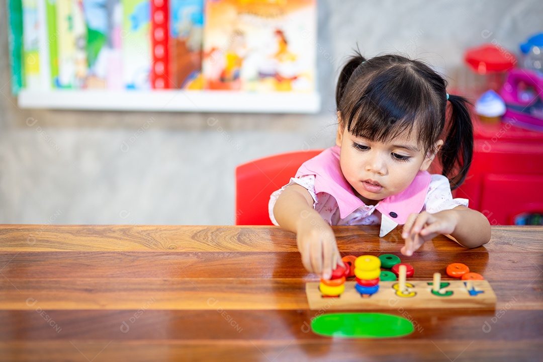 Linda menina criança estudando sobre escola
