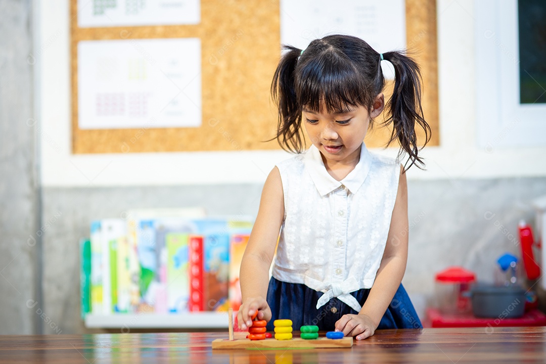 Linda menina criança estudando sobre escola