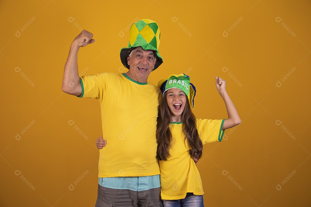 Homem idoso com sua neta torcedores do brasil