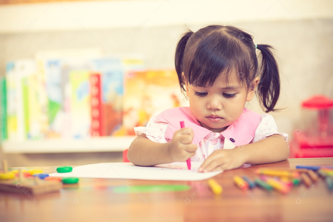 Linda menina criança estudando sobre sua casa