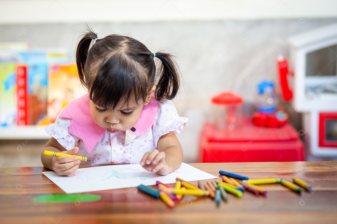 Linda menina criança estudando sobre escola