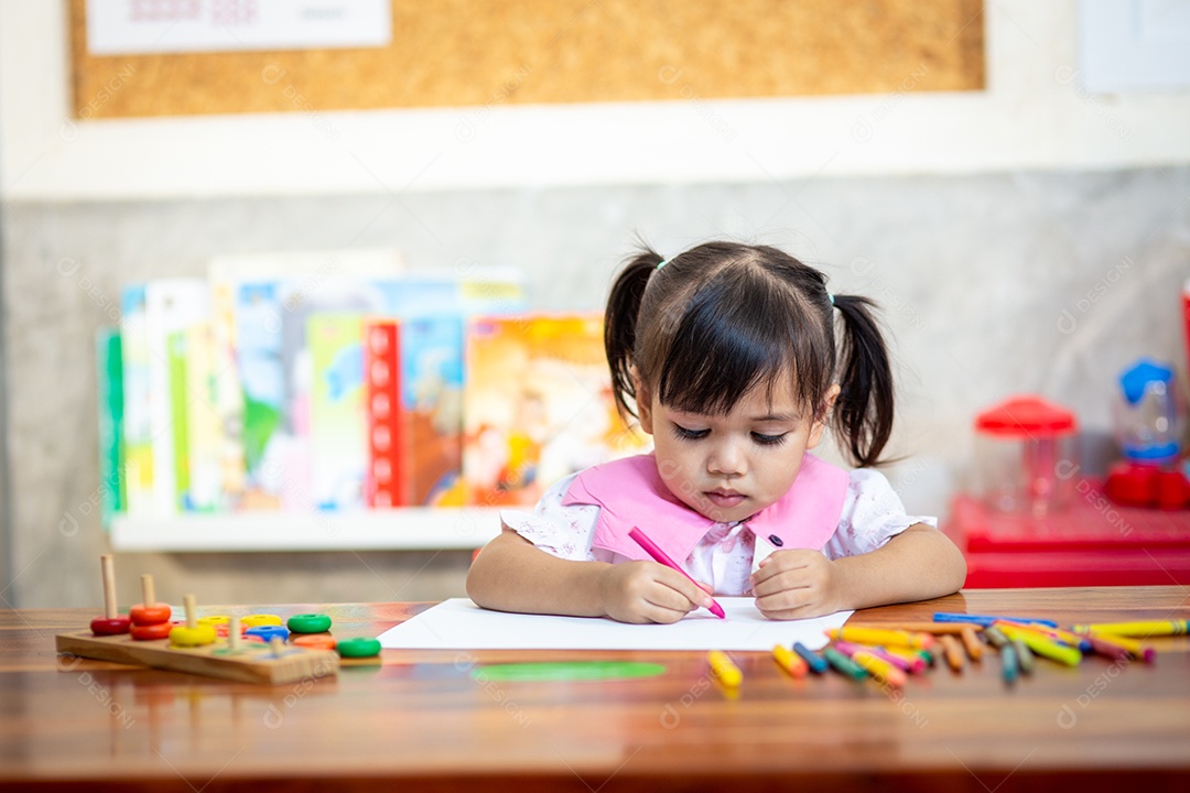 Linda menina criança estudando sobre escola