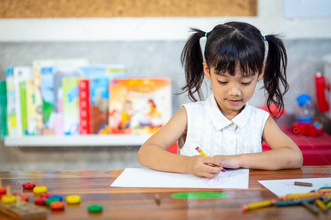 Linda menina criança estudando sobre escola