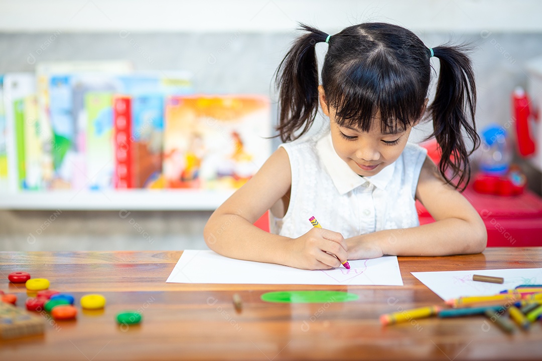 Linda menina criança estudando sobre escola