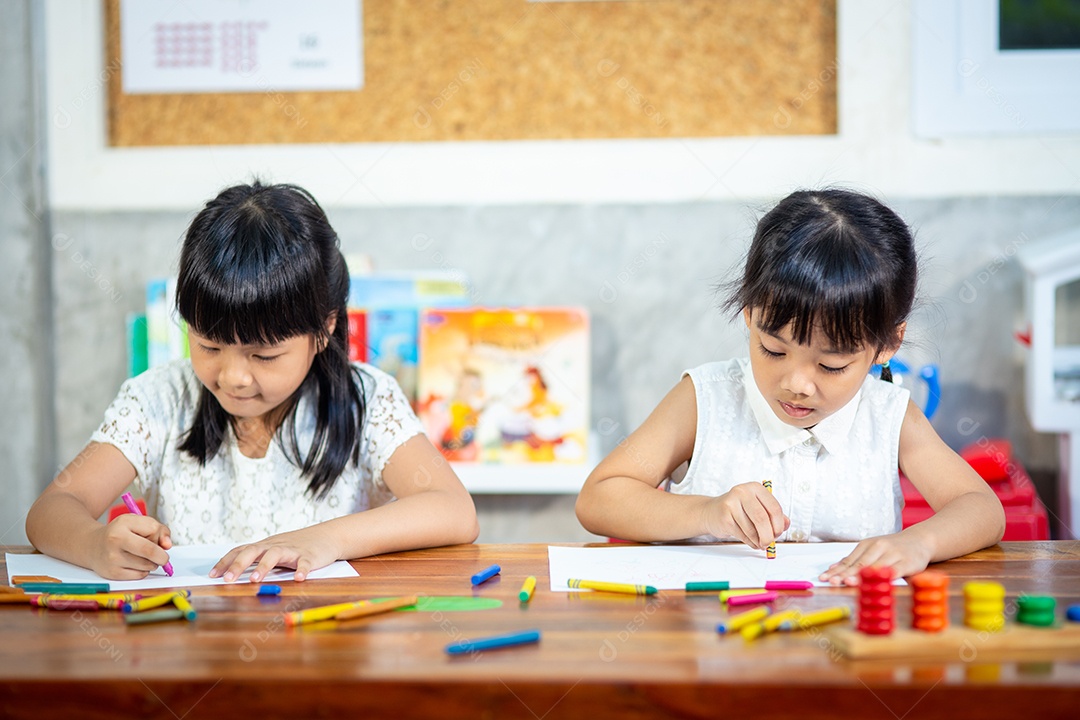 Lindas meninas crianças estudando sobre escola