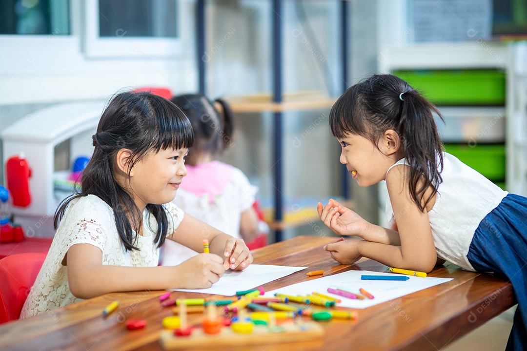 Lindas meninas crianças estudando sobre escola