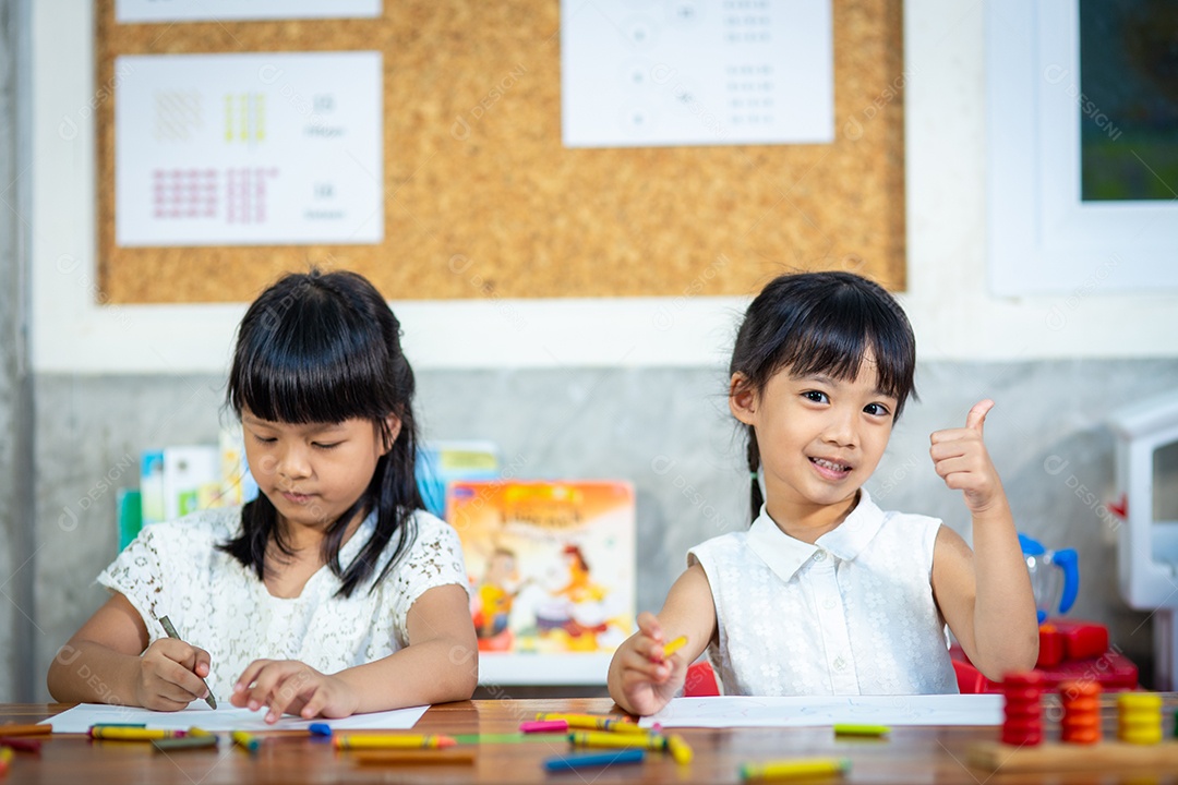 Lindas meninas crianças estudando sobre escola