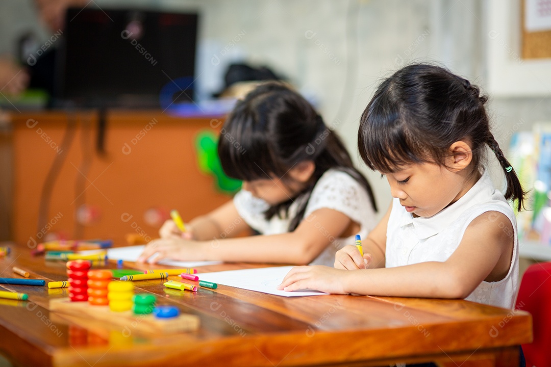 Desenho e coloração de meninas pré-escolar