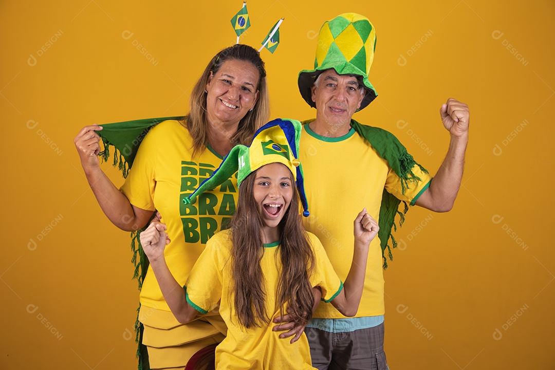 Casal de idosos com sua neta torcedores brasileiros copa do mundo