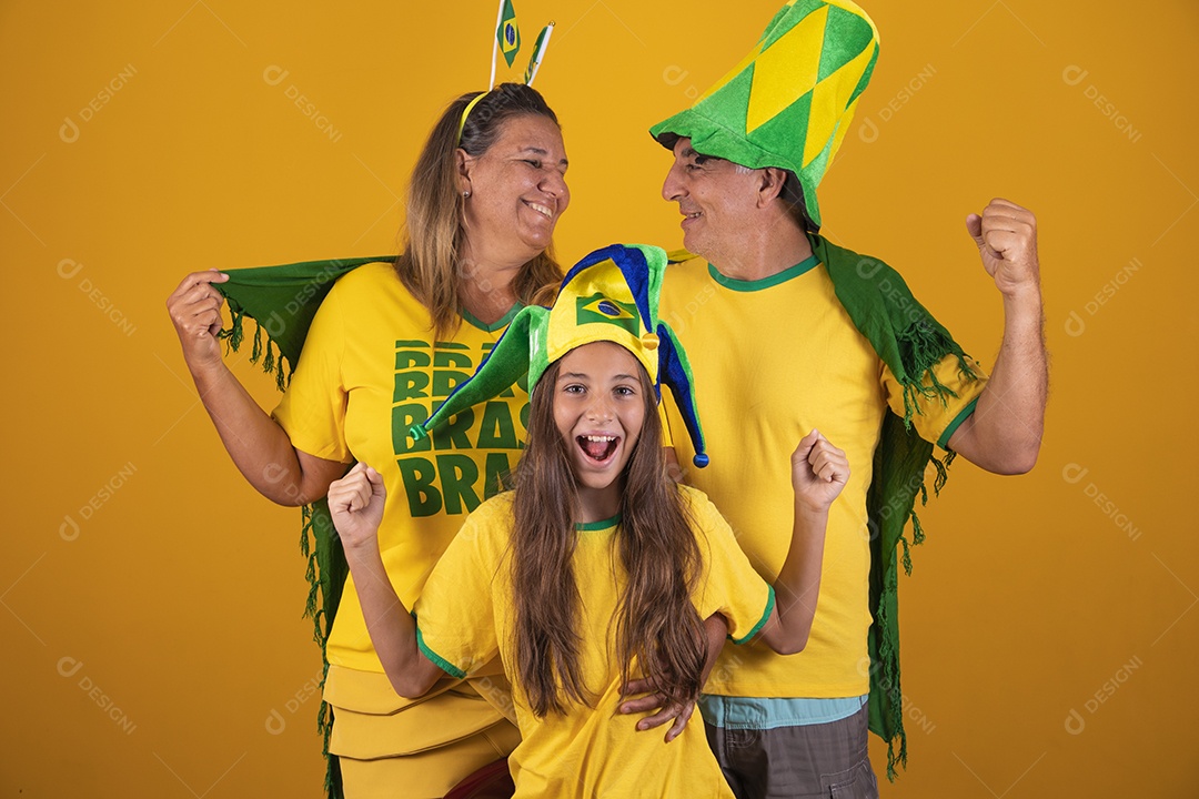 Casal de idosos com sua neta torcedores brasileiros copa do mundo