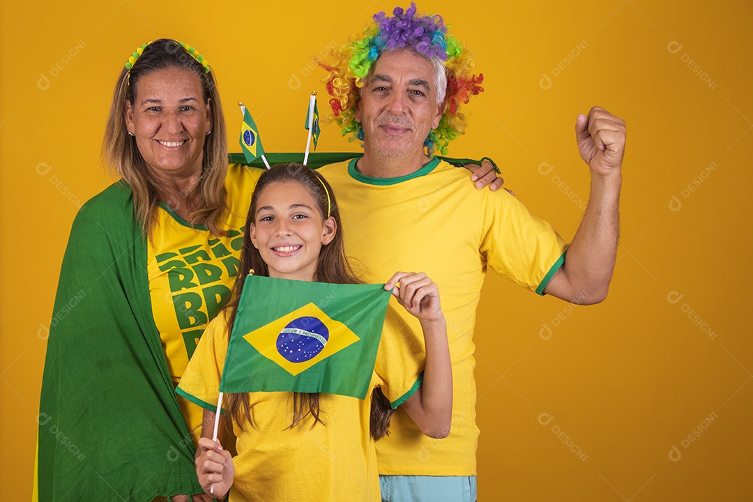 Casal de idosos com sua neta torcedores brasileiros copa do mundo