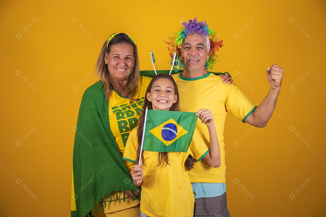 Casal de idosos com sua neta torcedores brasileiros copa do mundo