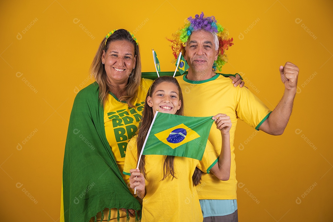 Casal de idosos com sua neta torcedores brasileiros copa do mundo