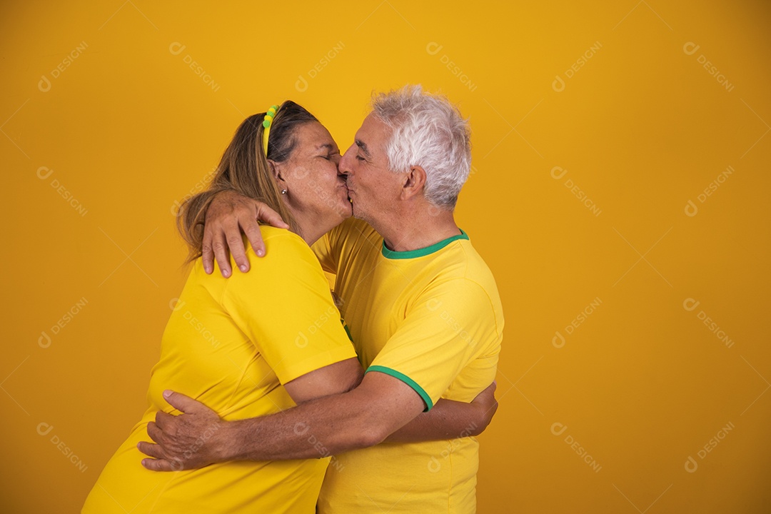 Casal de idosos apaixonados torcedores brasileiros