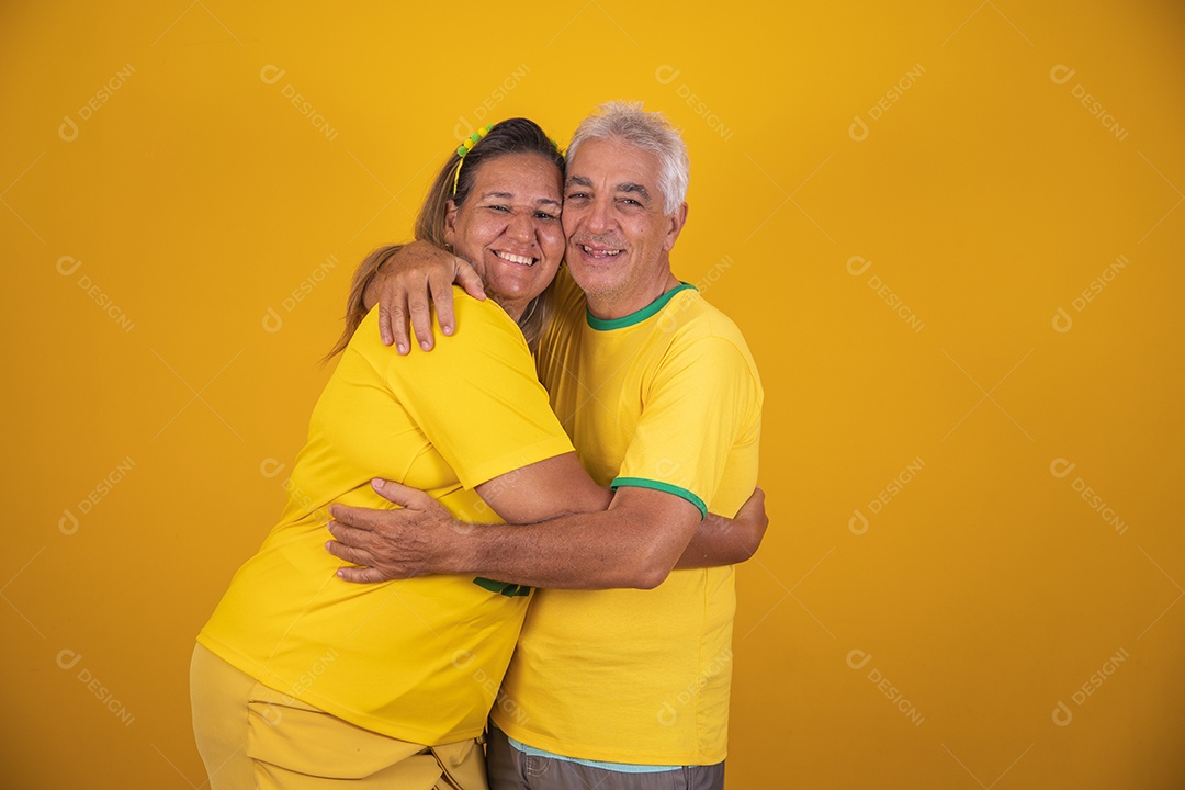 Casal de idosos apaixonados torcedores brasileiros