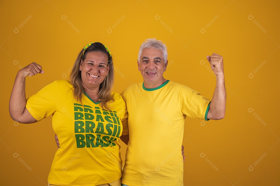 Casal de idosos apaixonados torcedores brasileiros