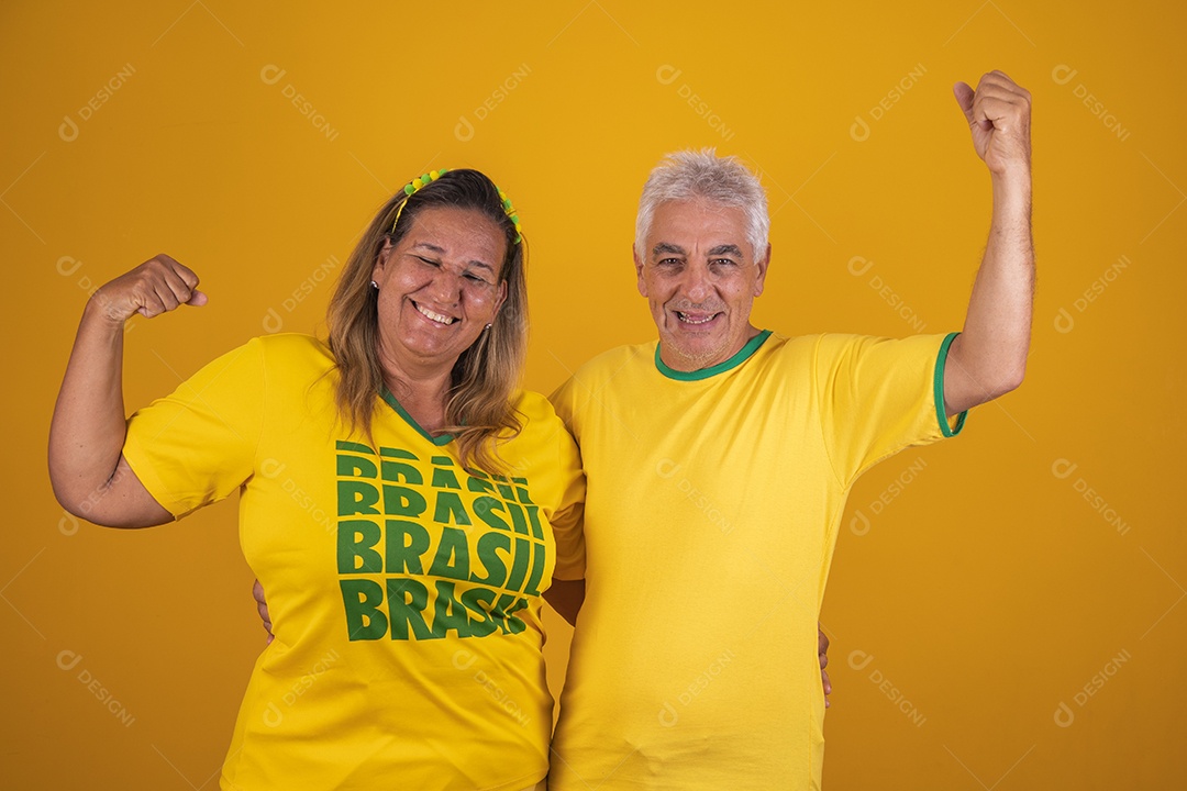 Casal de idosos apaixonados torcedores brasileiros