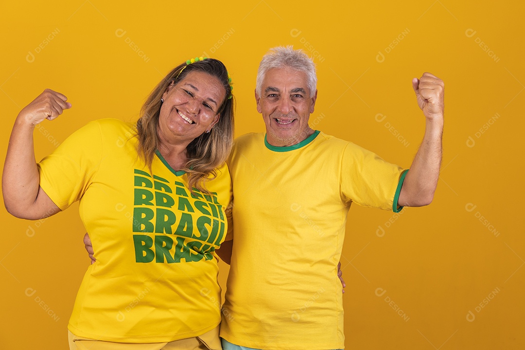 Casal de idosos apaixonados torcedores brasileiros