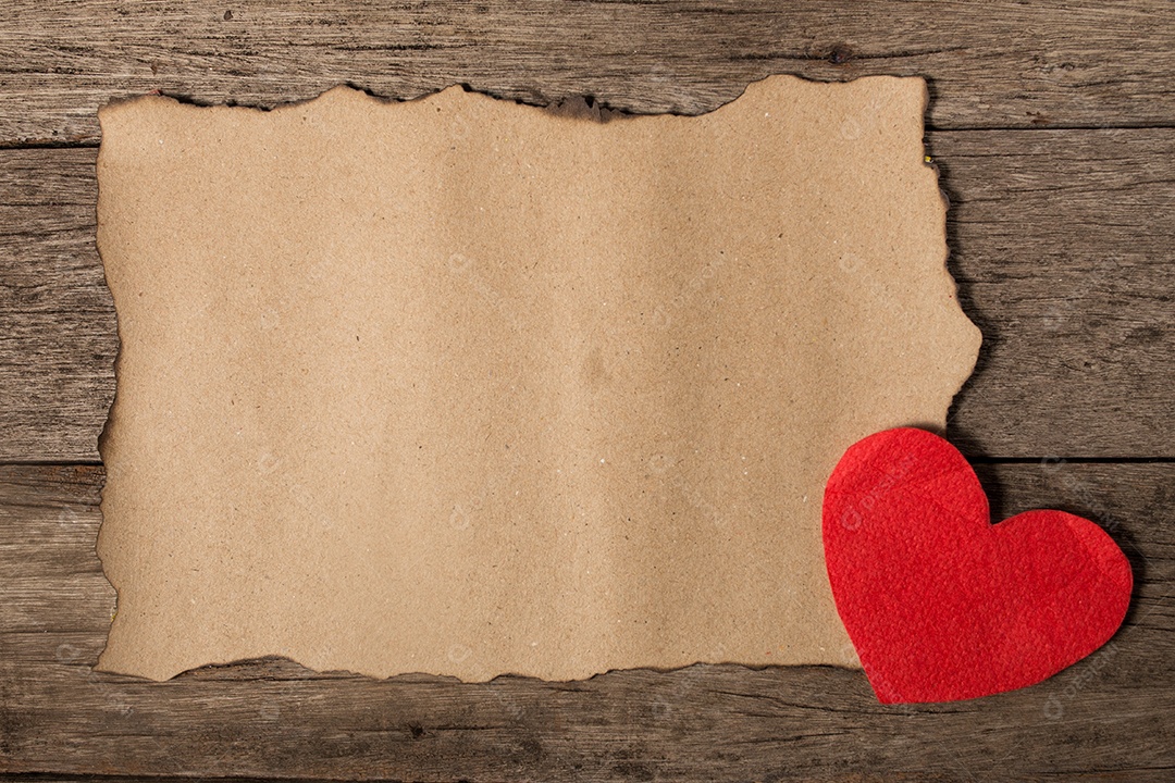 Cartão antigo em madeira envelhecida decorada com coração de madeira