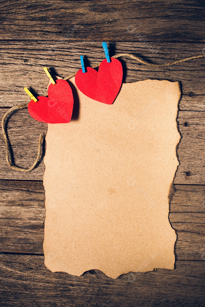 Cartão antigo em madeira envelhecida decorada com coração de madeira