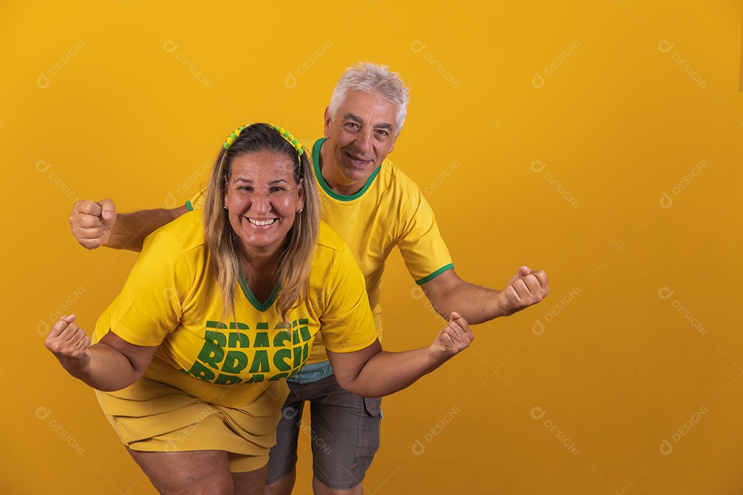 Casal de idosos apaixonados torcedores brasileiros