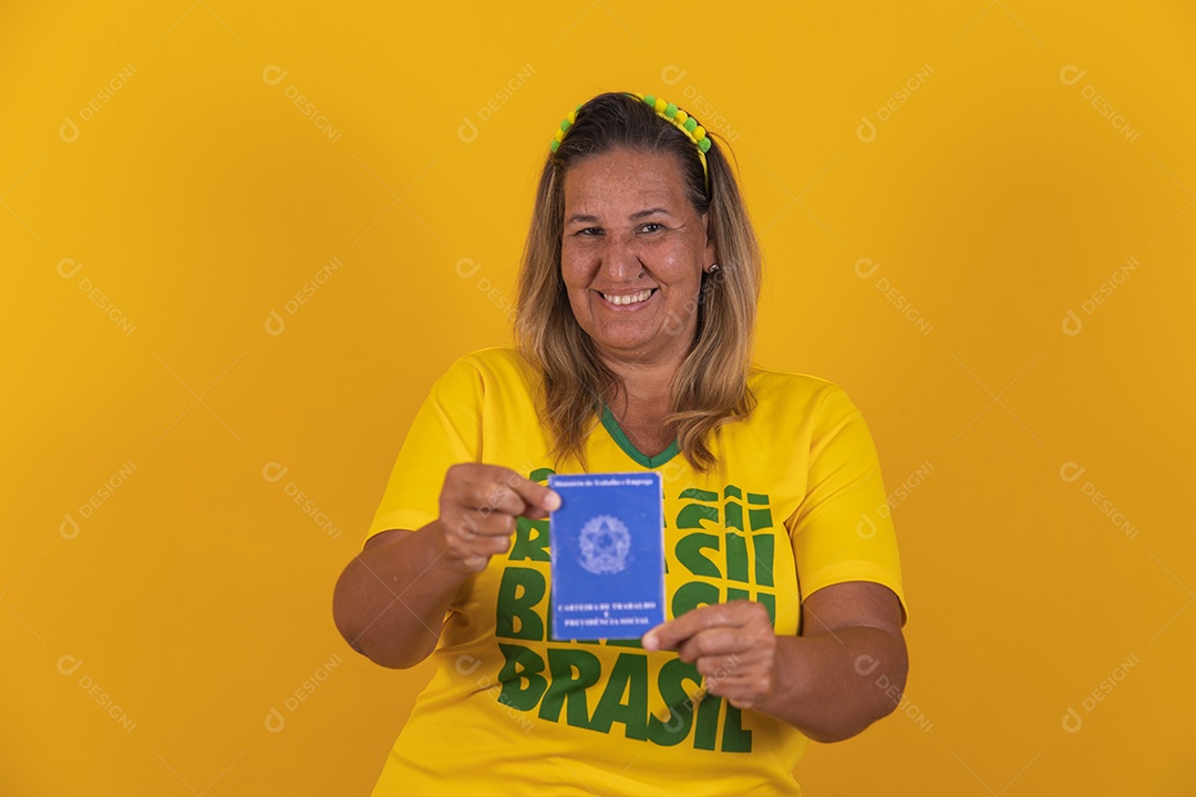 Mulher meia idade brasileira segurando carteira de trabalho