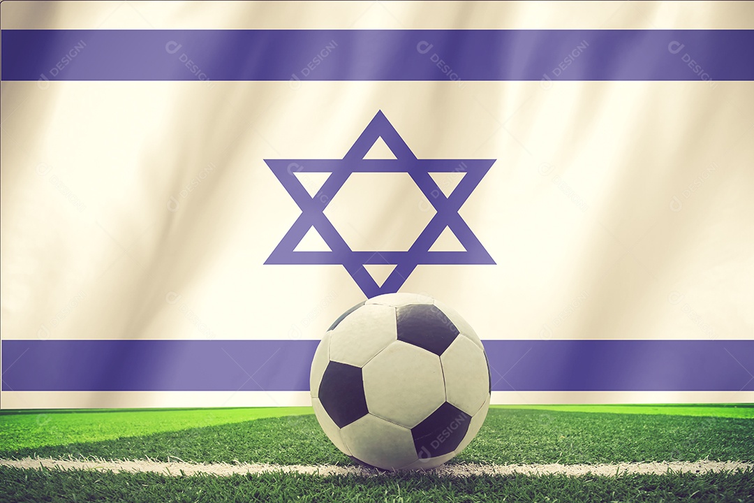 Bola de futebol e a bandeira nacional de Israel encontram-se na cor vintage da grama verde