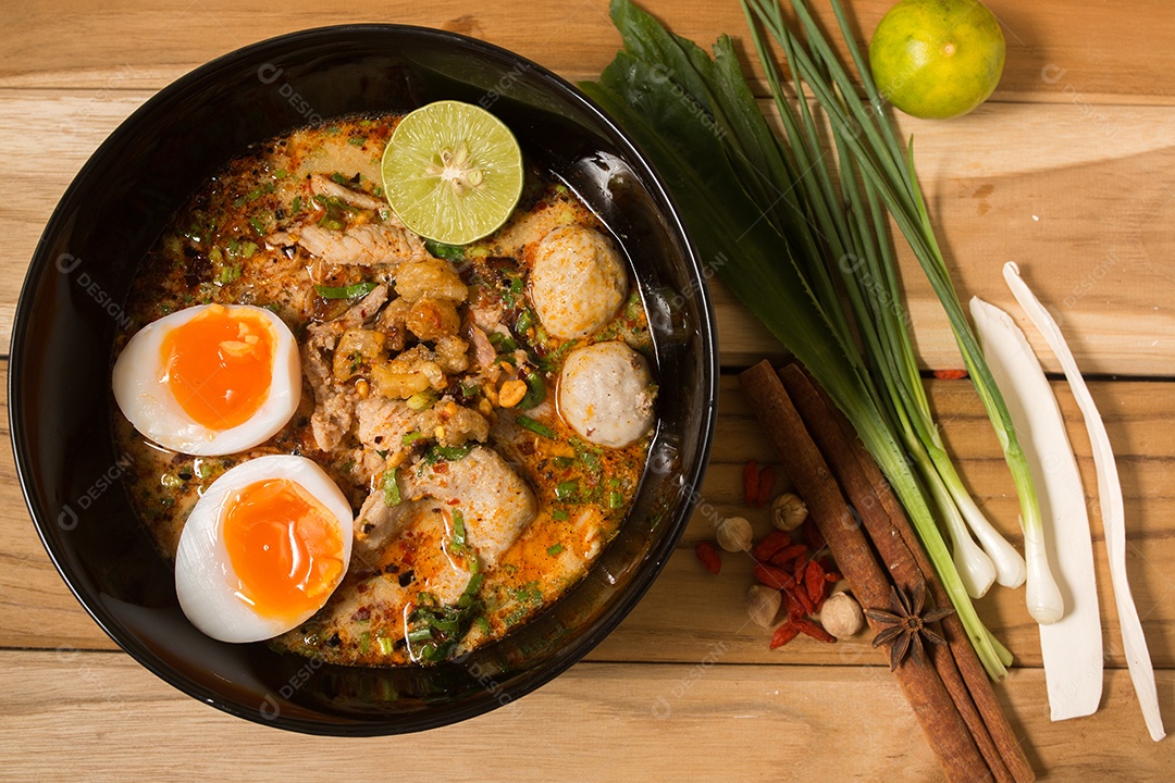Sopa de macarrão tailandês em uma tigela sabor sopa de macarrão picante e ovo cozido