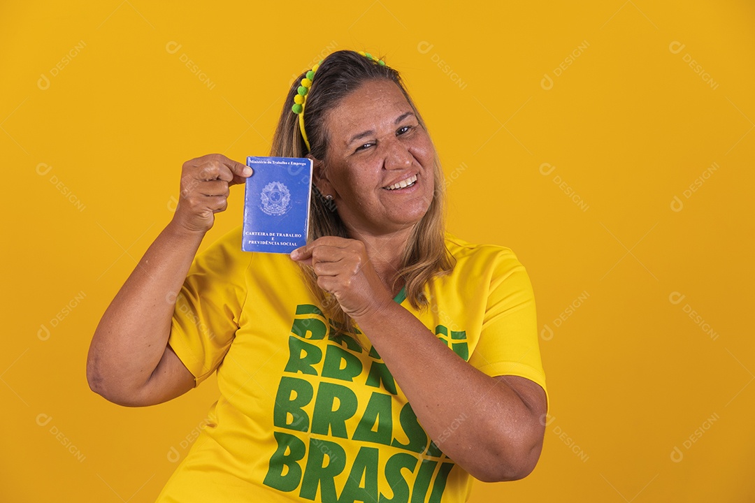 Mulher meia idade brasileira segurando carteira de trabalho