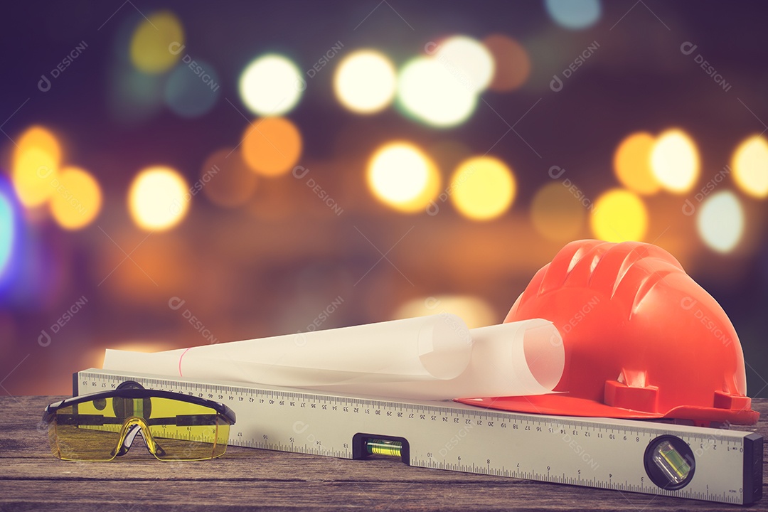 Plano de mesa de trabalho de engenheiro e projeto no canteiro de obras