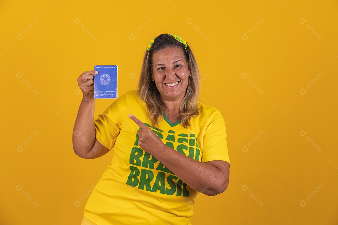Mulher meia idade brasileira segurando carteira de trabalho