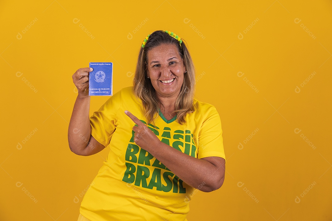 Mulher meia idade brasileira segurando carteira de trabalho