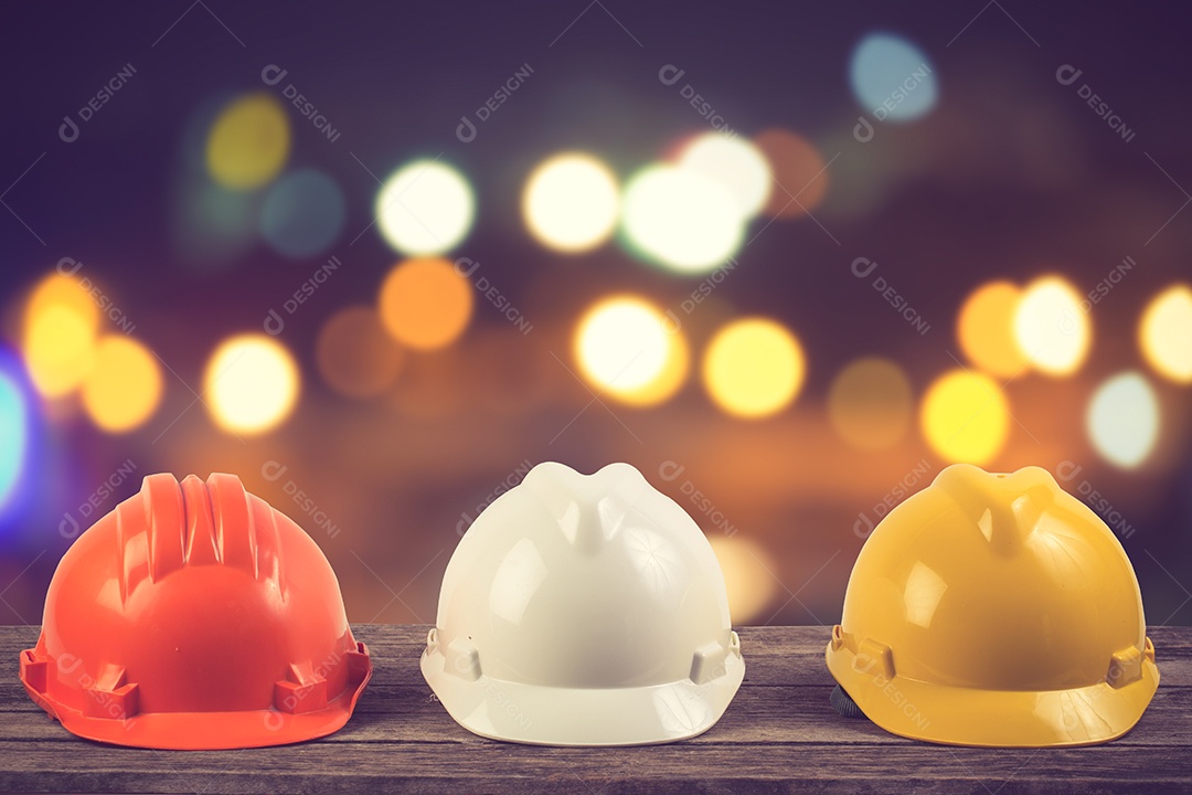 Plano de mesa de trabalho de engenheiro e projeto no canteiro de obras