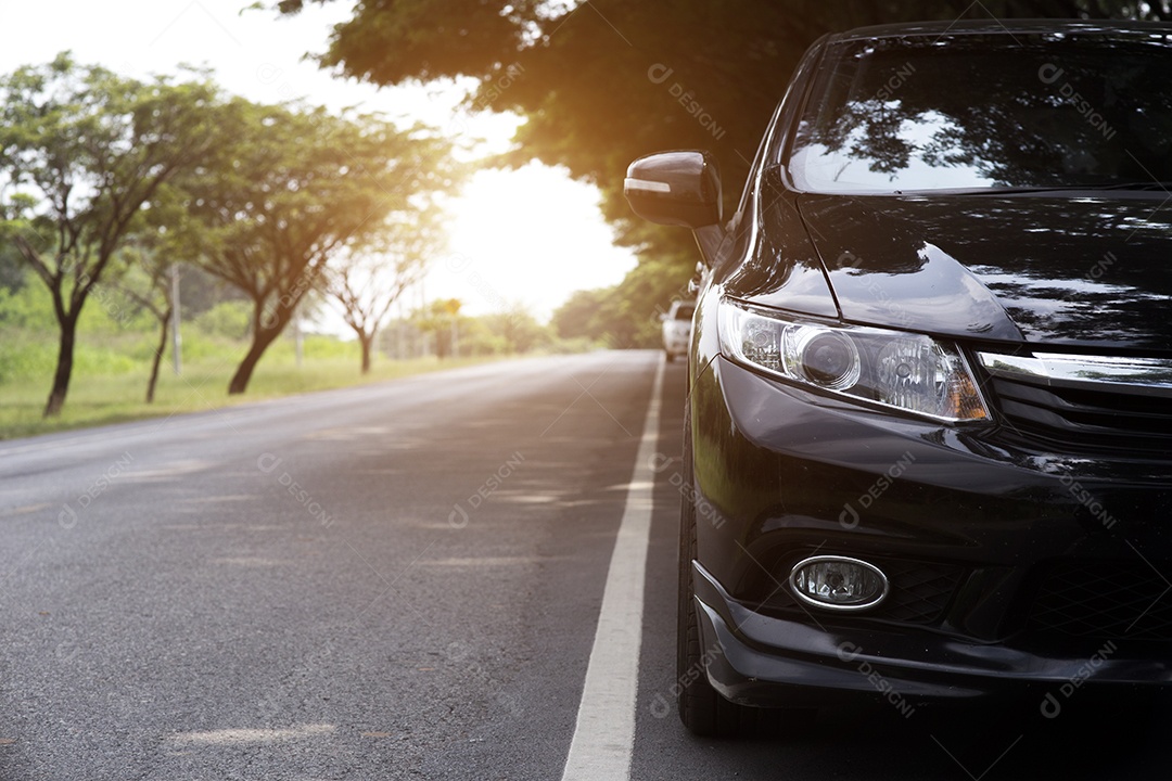 Carro na estrada asfaltada no verão