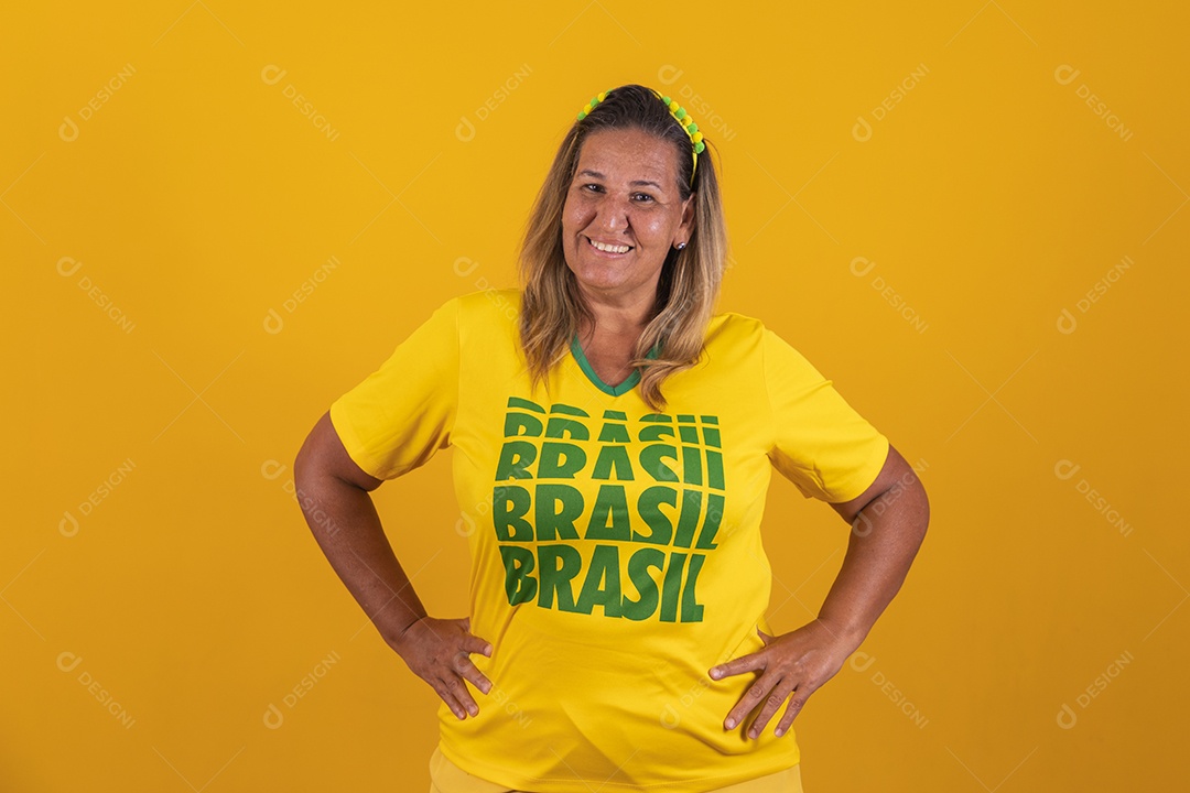 Mulher meia idade brasileira torcedora usando camiseta do brasil