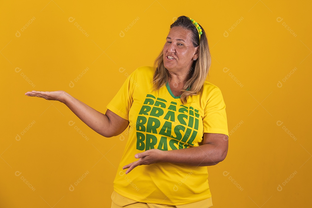 Mulher meia idade brasileira torcedora usando camiseta do brasil